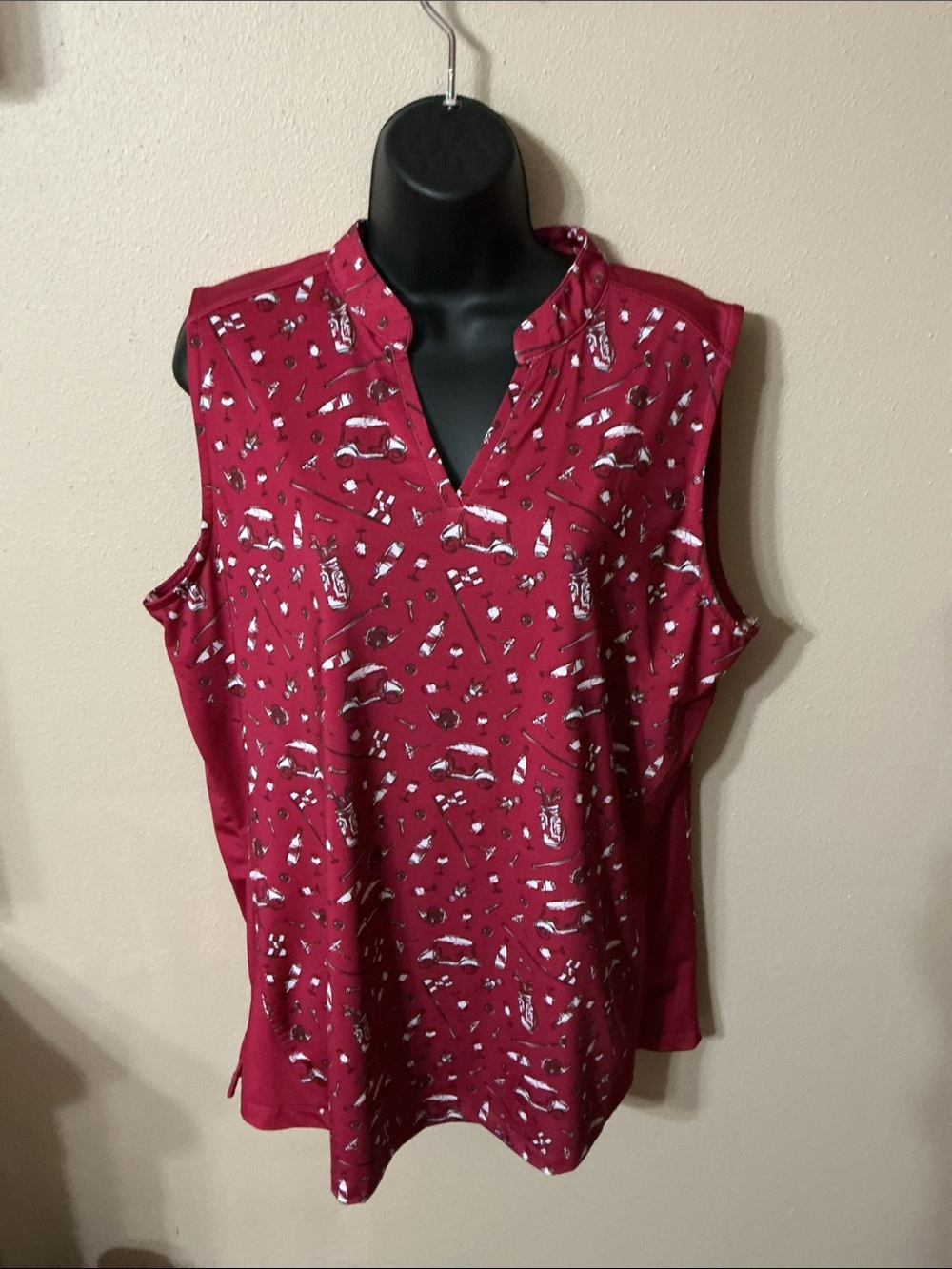 Waggle Sleeveless V-Neck Golf Print Tank - Berry